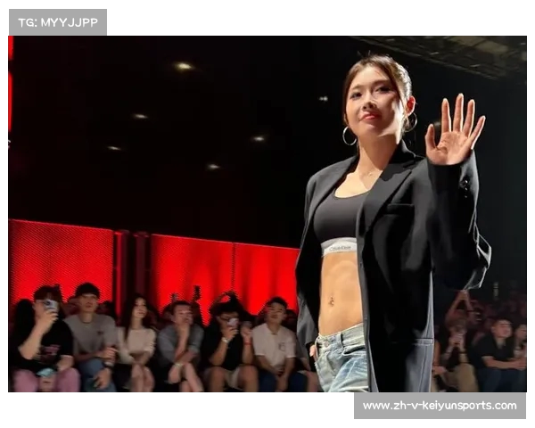 吴艳妮全新时尚造型亮相活动 白色抹胸配牛仔外套尽显青春活力 吴艳妮全新时尚造型亮相活动 白色抹胸配牛仔外套尽显青春活力